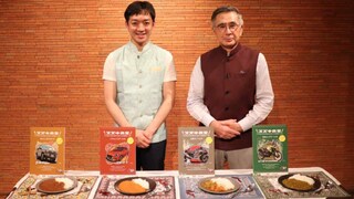 ডান দিকে সুজুকির প্রেসিডেন্ট