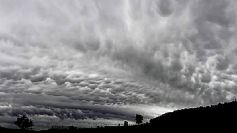 দক্ষিণবঙ্গের জেলায়-জেলায় ঝড়-ঝঞ্ঝার দাপট৷ পশ্চিমী ঝঞ্ঝার প্রভাবে বাতাসে জলীয় বাষ্পের পরিমাণ বাড়বে। অন্যদিকে সোম মঙ্গলবার নাগাদ ঘূর্ণাবর্ত ও অক্ষরেখা তৈরি হওয়ার সম্ভাবনা গাঙ্গেয় পশ্চিমবঙ্গে। তার আগেই স্থানীয়ভাবে তাপমাত্রা বৃদ্ধিজনিত কারণে দক্ষিণবঙ্গের জেলায় জেলায় ঘোর দুর্যোগের সম্ভাবনা৷ Photo- Representative দক্ষিণবঙ্গের জেলায়-জেলায় ঝড়-ঝঞ্ঝার দাপট৷ পশ্চিমী ঝঞ্ঝার প্রভাবে বাতাসে জলীয় বাষ্পের পরিমাণ বাড়বে। অন্যদিকে সোম মঙ্গলবার নাগাদ ঘূর্ণাবর্ত ও অক্ষরেখা তৈরি হওয়ার সম্ভাবনা গাঙ্গেয় পশ্চিমবঙ্গে। তার আগেই স্থানীয়ভাবে তাপমাত্রা বৃদ্ধিজনিত কারণে দক্ষিণবঙ্গের জেলায় জেলায় ঘোর দুর্যোগের সম্ভাবনা৷ Photo- Representative