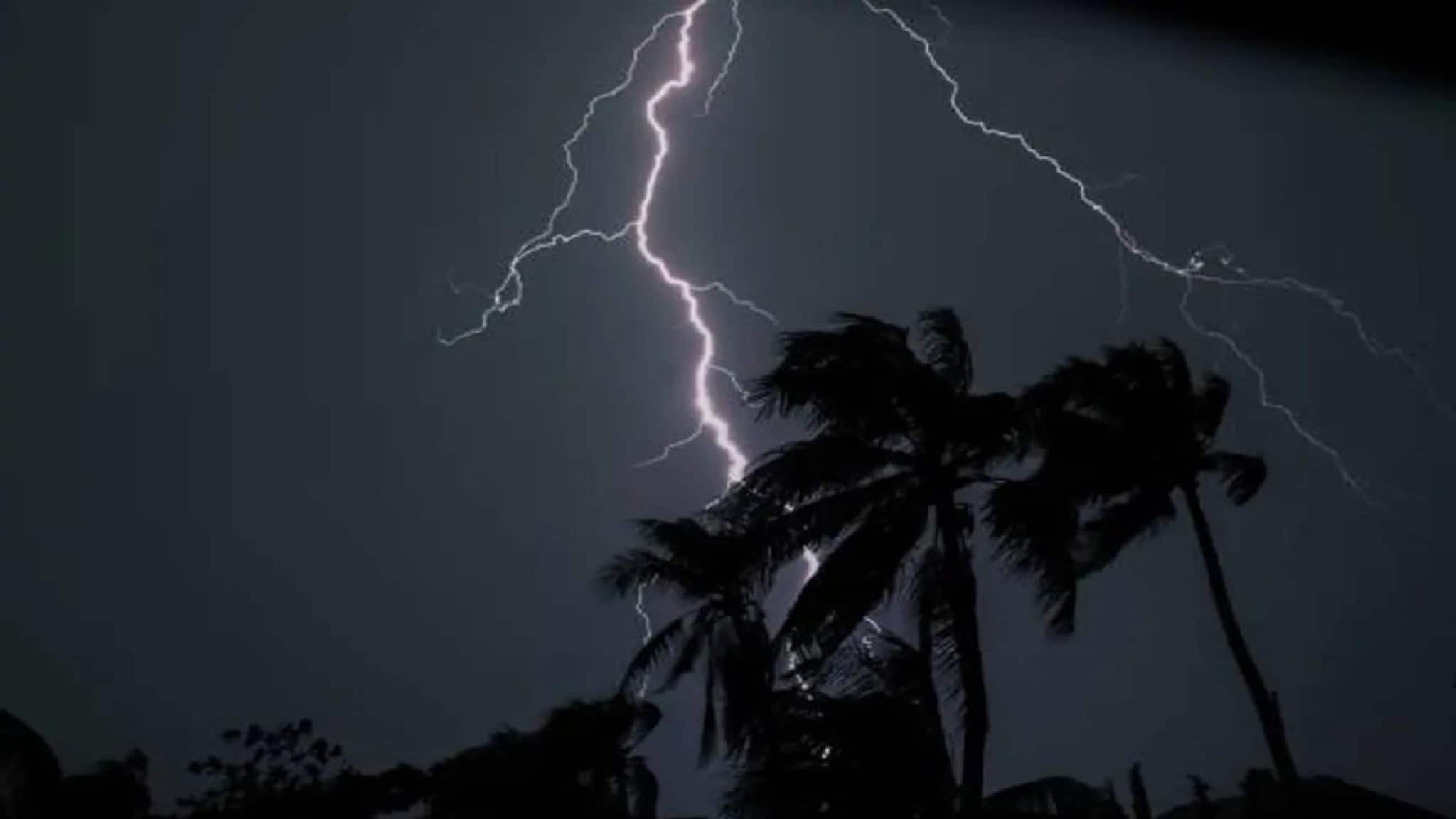 দুর্যোগ থেকে মুক্তি নয়, বঙ্গোপসাগর থেকে হু হু করে ঢুকছে জলীয় বাষ্প, হবে ঝড়-বৃষ্টির তাণ্ডব