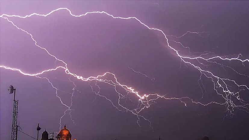 ২৪ ঘণ্টাও হয়নি কলকাতা সহ পশ্চিমবঙ্গের একাধিক জেলা প্রকৃতির চরম দুর্যোগ দেখেছে৷ এবার ফের দুর্যোগের অরেঞ্জ অ্যালার্ট৷ বজ্র-বিদ্যুৎ-সহ তীব্র ঝড়-বৃষ্টি বাংলার জেলায় জেলায়৷ Photo- Representative ২৪ ঘণ্টাও হয়নি কলকাতা সহ পশ্চিমবঙ্গের একাধিক জেলা প্রকৃতির চরম দুর্যোগ দেখেছে৷ এবার ফের দুর্যোগের অরেঞ্জ অ্যালার্ট৷ বজ্র-বিদ্যুৎ-সহ তীব্র ঝড়-বৃষ্টি বাংলার জেলায় জেলায়৷ Photo- Representative