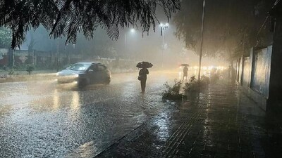 কলকাতা: তাপমাত্রার পারদ চড়ছে লাফিয়ে লাফিয়ে৷  গরম ও অস্বস্তিকর আবহাওয়া দক্ষিণবঙ্গের একাধিক জেলায়। ইতিমধ্যেই ৩৮ ডিগ্রি সেলসিয়াস থেকে ৪০ ডিগ্রি সেলসিয়াসের ঘরে ঘোরাফেরা শুরু করেছে তাপমাত্রা৷ তবে এভাবে হঠাৎ তাপমাত্রা বৃদ্ধির নিরিখে ধেয়ে আসবে কালবৈশাখী৷  হঠাৎই হবে হাওয়া বদল৷ এইভাবে বৃহস্পতিবার পর্যন্ত ঝড় বৃষ্টির পূর্বাভাস। মঙ্গল- বুধবার ঝড় বৃষ্টির পরিমাণ বাড়বে আইএমডি স্থানীয় আবহাওয়া অফিস জানিয়েছে সেই সময় বিভিন্ন জেলায় জারি হবে অরেঞ্জ অ্যালার্ট৷ Photo- Representative