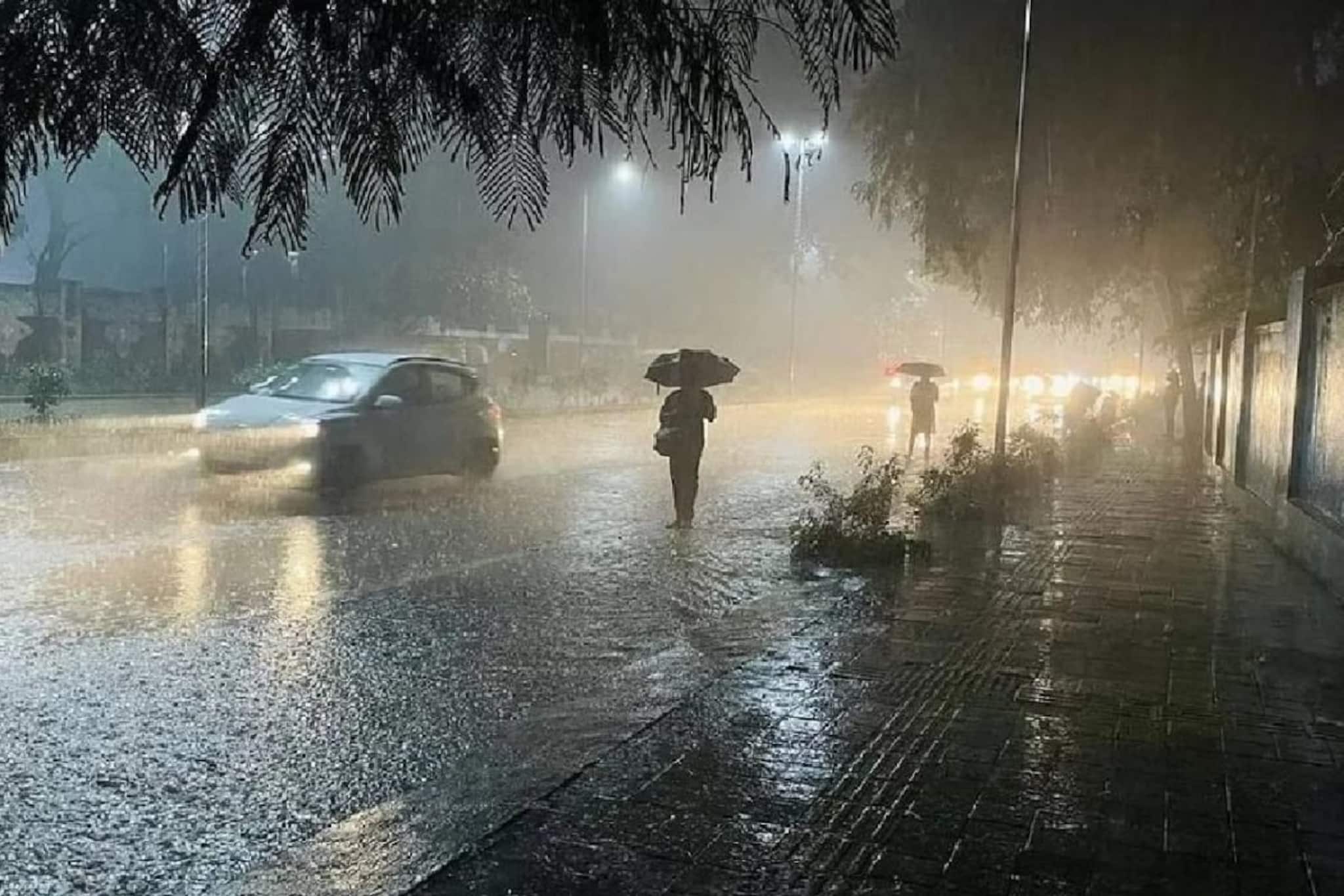 ৭০ ঘণ্টা গতিতে ধেয়ে আসবে প্রবল ঝোড়ো হাওয়া, বৃষ্টির দাপটে তছনছ, অরেঞ্জ অ্যালার্ট 