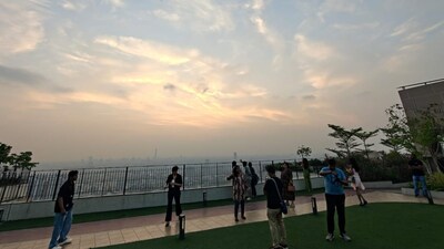 আজ, শনিবারের মধ্যে কলকাতার তাপমাত্রা ৩৭ ডিগ্রি সেলসিয়াস এবং পশ্চিমের জেলাগুলিতে সর্বোচ্চ তাপমাত্রা ৪০ ডিগ্রি সেলসিয়াসে পৌঁছবে। এপ্রিলের শুরুতেই গরম এবং অস্বস্তিকর আবহাওয়ার পরিস্থিতি থাকবে। আজ, শনিবার কলকাতা, হাওড়া, হুগলি, উত্তর ২৪ পরগনা, পশ্চিম মেদিনীপুর, পশ্চিম বর্ধমান, পুরুলিয়া, বাঁকুড়া এবং বীরভূম জেলাতে সতর্কতা গরম ও অস্বস্তিকর আবহাওয়ার রয়েছে।