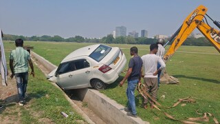 দুর্ঘটনার কবলে গাড়ি