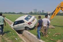 গাড়ি চালানো শিখতে গিয়ে  নিয়ন্ত্রণ হারিয়ে দুর্ঘটনা! ময়দানে নিকাশি নালায় পড়ল গাড়ি