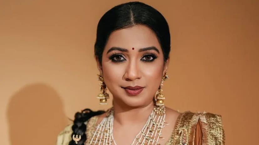 সম্প্রতি হাউটারফ্লাই-এর ইউটিউব চ্যানেলে শেয়ার করা একটি চ্যাট সেশনে শ্রেয়াকে তার স্বামী সম্পর্কে জিজ্ঞাসা করা হলে তিনি বলেন যে, “আমি ভাগ্যবান, আমি এই মানুষটিকে পেয়েছি।” তিনি আরও বলেন, “সে পুরো বাড়ির দেখাশোনা করে। সে এমনকি... কারণ সে নিজের শর্তে থাকতে ভালোবাসে, সে নিজের থালাবাসন নিজেই ধুতে ভালোবাসে, এবং রান্নাঘরও পরিষ্কার করে। আর আমি করলে সে বিরক্ত হয়।” তিনি আরওবলেন যে, যেহেতু তারা দুজনেই “কঠোর পরিশ্রম” করেন, তাই তারা সবসময় বাড়ির কাজগুলো একসঙ্গে করেন। সম্প্রতি হাউটারফ্লাই-এর ইউটিউব চ্যানেলে শেয়ার করা একটি চ্যাট সেশনে শ্রেয়াকে তার স্বামী সম্পর্কে জিজ্ঞাসা করা হলে তিনি বলেন যে, “আমি ভাগ্যবান, আমি এই মানুষটিকে পেয়েছি।” তিনি আরও বলেন, “সে পুরো বাড়ির দেখাশোনা করে। সে এমনকি... কারণ সে নিজের শর্তে থাকতে ভালোবাসে, সে নিজের থালাবাসন নিজেই ধুতে ভালোবাসে, এবং রান্নাঘরও পরিষ্কার করে। আর আমি করলে সে বিরক্ত হয়।” তিনি আরওবলেন যে, যেহেতু তারা দুজনেই “কঠোর পরিশ্রম” করেন, তাই তারা সবসময় বাড়ির কাজগুলো একসঙ্গে করেন।