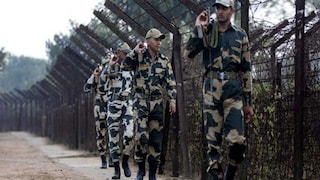 কর্তব্যরত অবস্থায় সার্ভিস রাইফেল তাক করলেন নিজের গলায়! রানীনগর বিএসএফ ক্যাম্পে আত্মঘাতী জওয়ান (প্রতীকী ছবি)