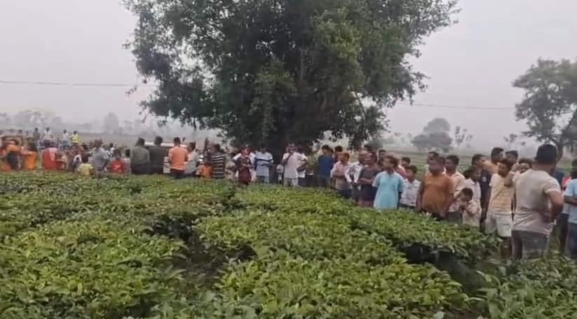 চিতাবাঘ খাঁচাবন্দির খবর পেয়ে ঘটনাস্থলে সাধারণ মানুষদের ভিড় জমে এলাকায়!
