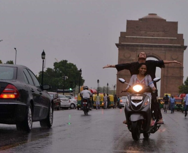 মৌসম ভবন (আইএমডি) বুধবারের জন্য হলুদ সতর্কতা জারি করেছে। বিভাগের মতে, রাজধানীতে এক বা দুই দফা হালকা বৃষ্টি, বজ্রসহ বৃষ্টি এবং ঘণ্টায় ৫০ থেকে ৬০ কিলোমিটার বেগে বাতাস বইতে পারে। এতে তাপমাত্রা আরও কমতে পারে বলে আশঙ্কা করা হচ্ছে। আবহাওয়া বিশেষজ্ঞদের মতে, আরব সাগর থেকে আর্দ্রতা বয়ে আনা একটি ঘূর্ণিঝড় সঞ্চালনের কারণে এই পরিবর্তন ঘটছে। স্কাইমেট ওয়েদারের ভাইস প্রেসিডেন্ট মহেশ পালাওয়াত বলেছেন, আগামী দুই দিনের হালকা বৃষ্টি গরম থেকে কিছুটা স্বস্তি দেবে। তিনি আরও বলেন, সপ্তাহান্তে তাপমাত্রা আবার বাড়তে পারে, তবে ৪ ও ৫ মে নাগাদ আরও এক দফা বৃষ্টির সম্ভাবনা রয়েছে। মৌসম ভবন (আইএমডি) বুধবারের জন্য হলুদ সতর্কতা জারি করেছে। বিভাগের মতে, রাজধানীতে এক বা দুই দফা হালকা বৃষ্টি, বজ্রসহ বৃষ্টি এবং ঘণ্টায় ৫০ থেকে ৬০ কিলোমিটার বেগে বাতাস বইতে পারে। এতে তাপমাত্রা আরও কমতে পারে বলে আশঙ্কা করা হচ্ছে। আবহাওয়া বিশেষজ্ঞদের মতে, আরব সাগর থেকে আর্দ্রতা বয়ে আনা একটি ঘূর্ণিঝড় সঞ্চালনের কারণে এই পরিবর্তন ঘটছে। স্কাইমেট ওয়েদারের ভাইস প্রেসিডেন্ট মহেশ পালাওয়াত বলেছেন, আগামী দুই দিনের হালকা বৃষ্টি গরম থেকে কিছুটা স্বস্তি দেবে। তিনি আরও বলেন, সপ্তাহান্তে তাপমাত্রা আবার বাড়তে পারে, তবে ৪ ও ৫ মে নাগাদ আরও এক দফা বৃষ্টির সম্ভাবনা রয়েছে।