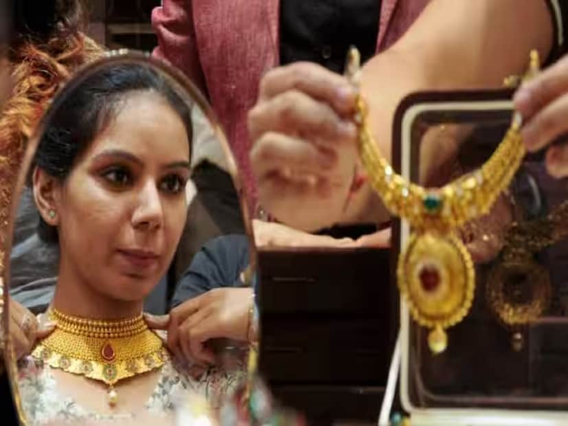 আজ রুপোর দাম Moneycontrol-এর রিপোর্ট অনুযায়ী, দিল্লি, মুম্বই, আহমেদাবার, কলকাতা, উত্তরপ্রদেশ, বিহার এবং ছত্তিসগড়ে রুপোর দাম প্রায় ২,৫৯,৯০০ টাকা প্রতি কেজি চলছে। অন্যদিকে চেন্নাই এবং হায়দরাবাদে দাম প্রায় ২,৬৯,৯০০ টাকা প্রতি কেজি, যা উত্তর ভারতের তুলনায় দক্ষিণ ভারতে কিছুটা বেশি থাকে। আজ রুপোর দাম Moneycontrol-এর রিপোর্ট অনুযায়ী, দিল্লি, মুম্বই, আহমেদাবার, কলকাতা, উত্তরপ্রদেশ, বিহার এবং ছত্তিসগড়ে রুপোর দাম প্রায় ২,৫৯,৯০০ টাকা প্রতি কেজি চলছে। অন্যদিকে চেন্নাই এবং হায়দরাবাদে দাম প্রায় ২,৬৯,৯০০ টাকা প্রতি কেজি, যা উত্তর ভারতের তুলনায় দক্ষিণ ভারতে কিছুটা বেশি থাকে।