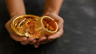 কলকাতা: ভারতীয় সংস্কৃতিতে যে কোনও বাড়িতে ছোটখাটো শুভ অনুষ্ঠানে সোনা কেনা একটি ঐতিহ্য। বর্তমানে অসংখ্য স্টক মার্কেট এবং মিউচুয়াল ফান্ড থাকা সত্ত্বেও, নিরাপদ বিনিয়োগের ক্ষেত্রে সোনাই সর্বদা ভারতীয় পরিবারের প্রথম পছন্দ। তবে, ২০২৬ সালে বিশ্বব্যাপী সোনার দাম আকাশছোঁয়া হওয়ায়, আপনার অর্থ বুদ্ধিমত্তার সঙ্গে বিনিয়োগ করা এবং সর্বোত্তম মুনাফা অর্জনের সেরা উপায় খুঁজে বের করা অত্যন্ত গুরুত্বপূর্ণ। সুন্দর সোনার গয়না কিনবেন? নাকি খাঁটি সোনার মুদ্রা কিনবেন? চলুন এখন দেখে নেওয়া যাক, কোন বিনিয়োগটি সবচেয়ে ভাল এবং ভবিষ্যতে আপনার কষ্টার্জিত অর্থের জন্য প্রকৃত লাভ বয়ে আনবে। Photo- Representative