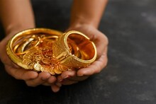 Gold Jewellery vs Gold Coins:  কোনটি কেনা সবচেয়ে বেশি বুদ্ধির, সোনা কেনার একটা গোপন টিপস ৯০% মানুষ জানেন না