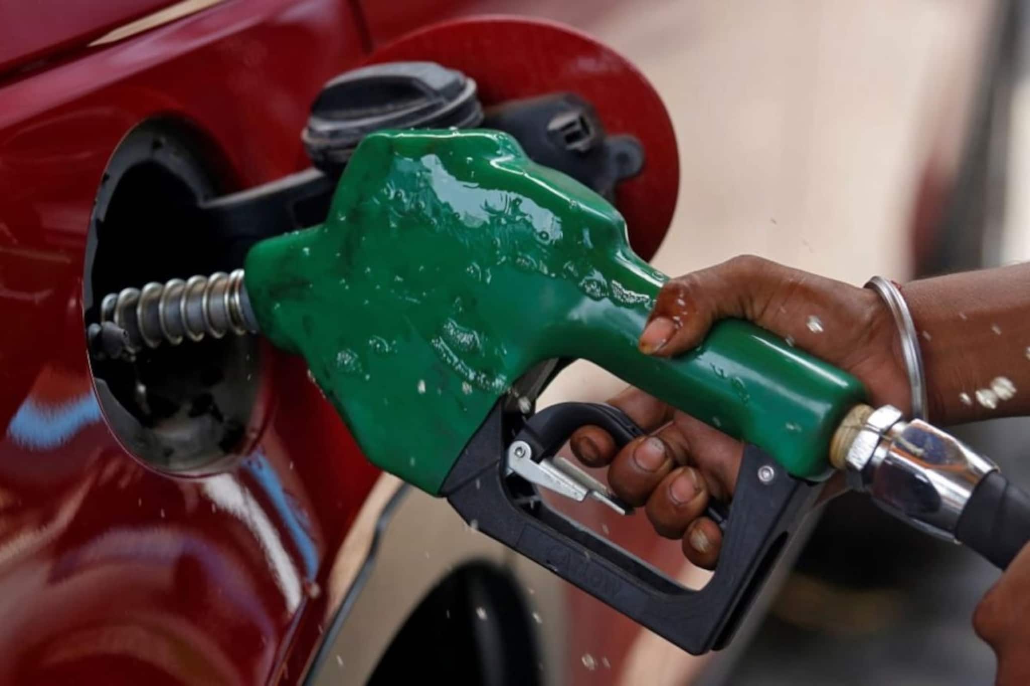 পাকিস্তানে পেট্রোলের দাম বেড়ে ৪৫৮ , ডিজেল ৫২০, মাথায় হাত সাধারণের !