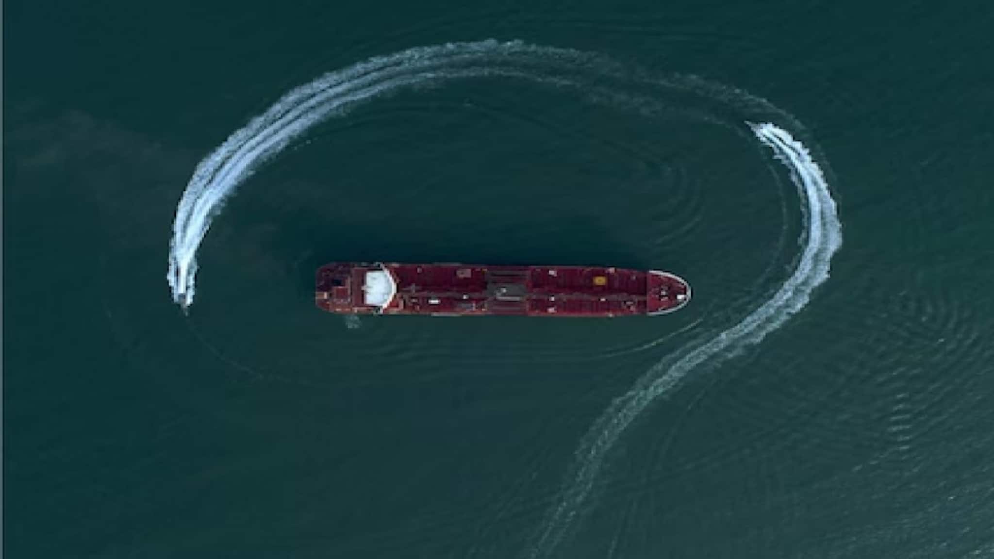 হরমুজ পেরিয়ে মাঝসমুদ্রে 'ইউ-টার্ন'! ভারতে আসার পথে ইরানি তেলবাহী জাহাজ হঠাৎ কেন ঘুরে গেল চিনের দিকে?