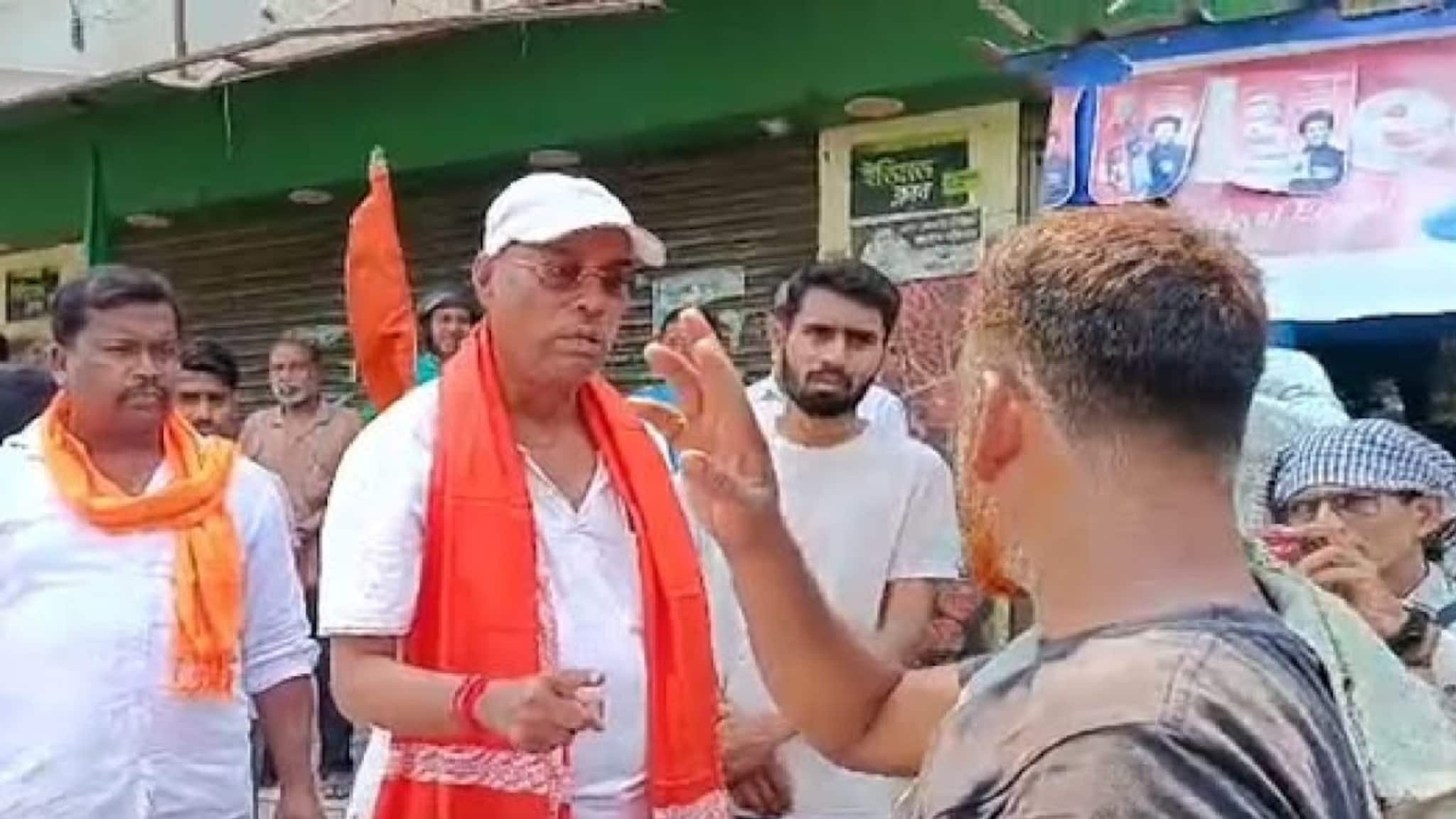 ডোমজুড়ে মাংসের দোকান তুলতে হুমকি! ব্যবসায়ীকে হেনস্থার অভিযোগে চাপে বিতর্কে বিজেপি প্রার্থী ডোমজুড়ে মাংসের দোকান তুলতে হুমকি! ব্যবসায়ীকে হেনস্থার অভিযোগে চাপে বিতর্কে বিজেপি প্রার্থী