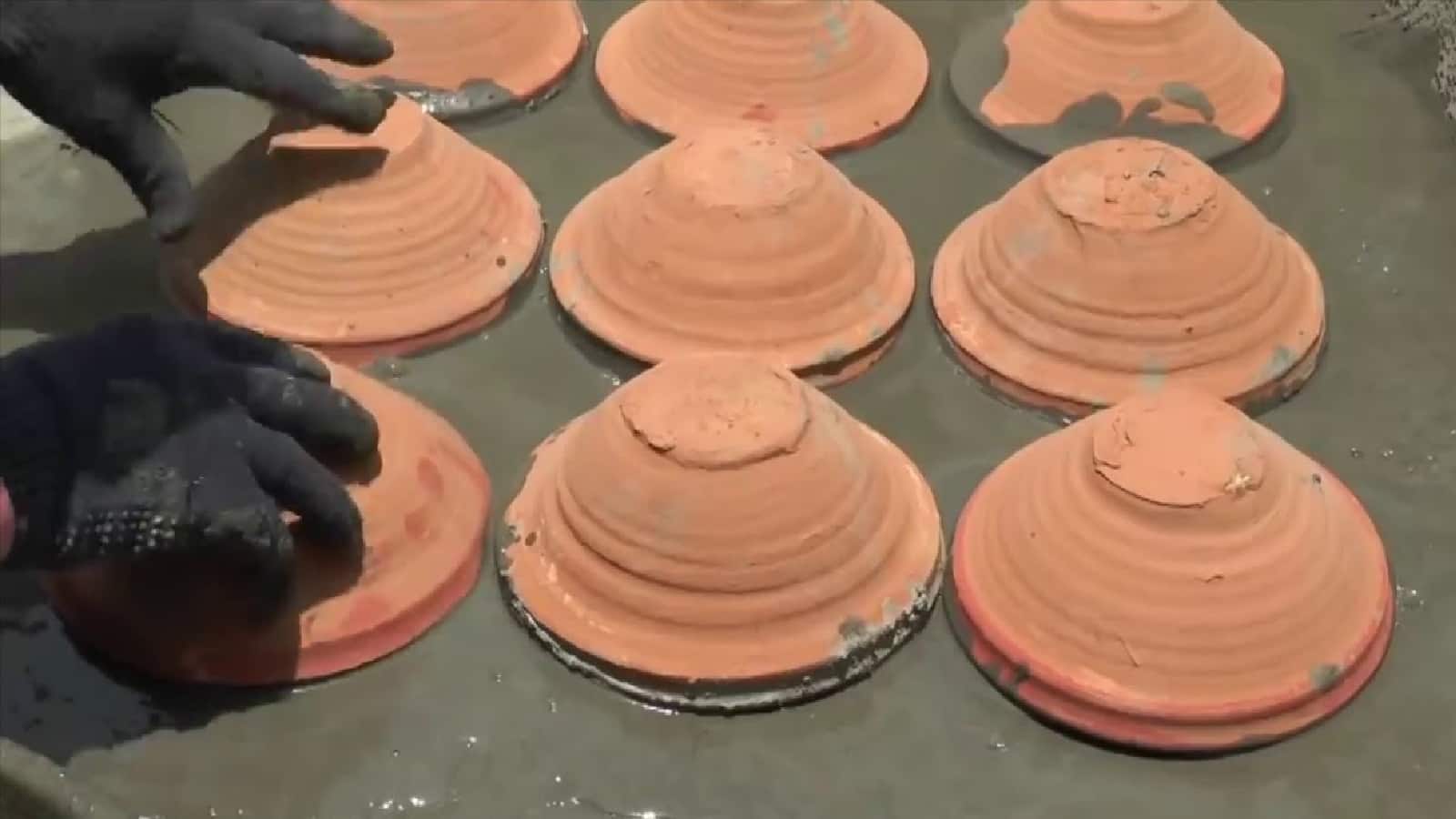 এই কৌশল বহু পুরনো! ছাদে মাটির পাত্র সার দিয়ে উলটো করে রাখুন। সেই প্রাচীন সময়ে, যখন এসির চল ছিল না, তখন ঘর ঠান্ডা করতে এই পদ্ধতি ব্যবহার করা হত।