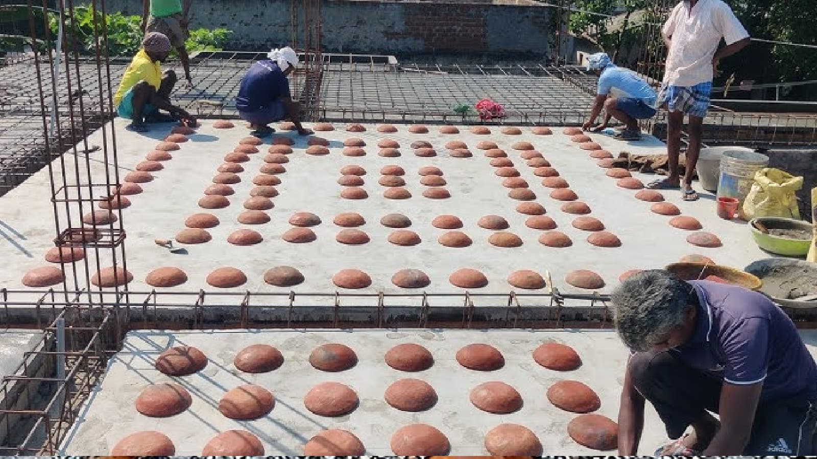 যখন মাটির পাত্র উলটো করে রাখা হয়, তখন তাদের মধ্যিখানে আওয়া আটকে যায়। এতে হাওয়ার পকেট তৈরি হয় যা ইনসুলেটর হিসাবে কাজ করে। এতে বাড়ির ভিতরে গরমের তাপ ঢুকতে পারে না।