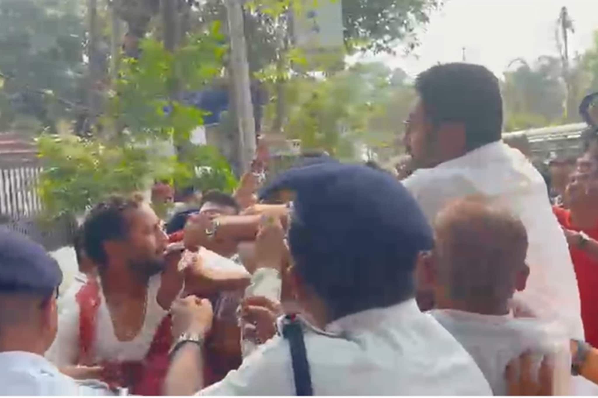 সিইও দফতরের সামনে জমায়েত,অশান্তি!দুই তৃণমূল কাউন্সিলরের বিরুদ্ধে এফআইআর, তিন দিনে হাজিরার নির্দেশ