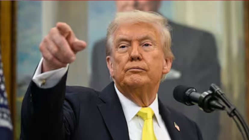 মার্কিন হামলার আশঙ্কায় ইরানজুড়ে সেতু ও বিদ্যুৎকেন্দ্রের সামনে হাজার হাজার মানুষ জড়ো হয়ে মানবশৃঙ্খল তৈরি করেছেন। মঙ্গলবার দেশের রাষ্ট্রীয় সংবাদমাধ্যম এই তথ্য জানিয়েছে। গুরুত্বপূর্ণ স্থাপনাগুলিকে সম্ভাব্য হামলার হাত থেকে বাঁচাতেই এই উদ্যোগ বলে জানা গেছে। মার্কিন হামলার আশঙ্কায় ইরানজুড়ে সেতু ও বিদ্যুৎকেন্দ্রের সামনে হাজার হাজার মানুষ জড়ো হয়ে মানবশৃঙ্খল তৈরি করেছেন। মঙ্গলবার দেশের রাষ্ট্রীয় সংবাদমাধ্যম এই তথ্য জানিয়েছে। গুরুত্বপূর্ণ স্থাপনাগুলিকে সম্ভাব্য হামলার হাত থেকে বাঁচাতেই এই উদ্যোগ বলে জানা গেছে।