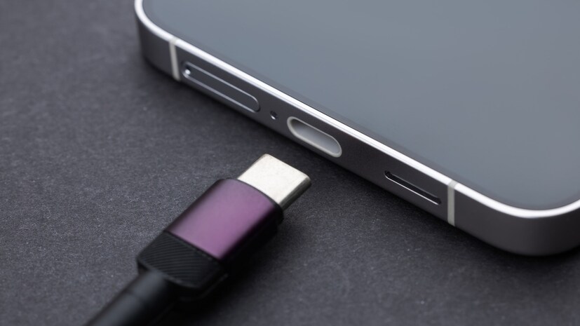  Why It Is Called USB Type C: আজ Type-C চার্জিং একটি স্ট্যান্ডার্ড হয়ে উঠেছে। ফোন, ল্যাপটপ, ট্যাবলেট এমনকি খেলনাতেও যেখানে চার্জিংয়ের দরকার হয়, সেখানে Type-C পোর্ট ও কেবল দেখা যায়। আমরা প্রতিদিন Type-C ব্যবহার করি, কিন্তু খুব কম মানুষই জানেন Type-C-র “C” অক্ষরের অর্থ কী। কখনও কি ভেবেছেন, এই চার্জিং প্রযুক্তিকে Type-C বলা হয় কেন?