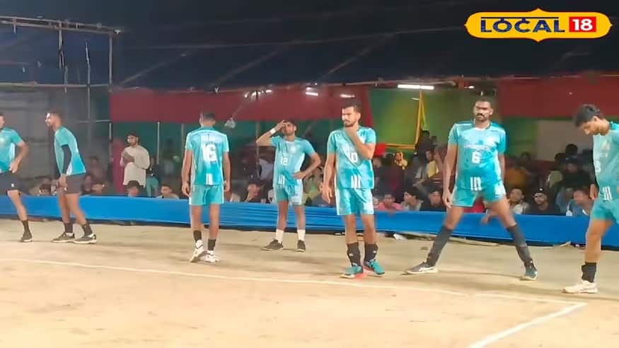 মন্দারমনিতে ভলিবলের আসর 