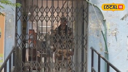 স্ট্রংরুমের পাহারায় কেন্দ্রীয় বাহিনীর জওয়ান।