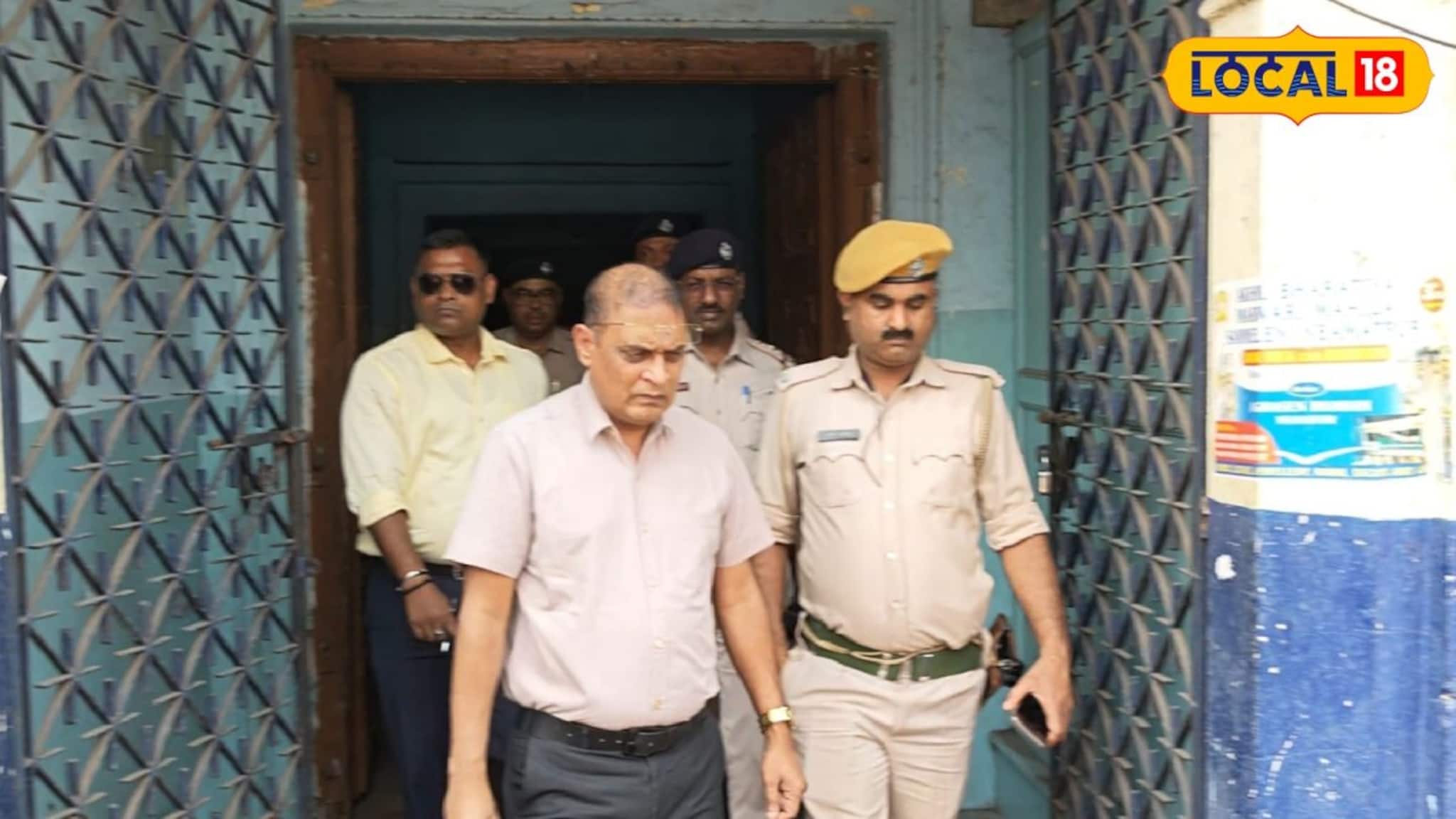 WB Assembly Election 2026: কমিশনের ‘জিরো টলারেন্স’ নীতি, ভোটের আগেই নিয়ামতপুরে হাজির দুঁদে পুলিশ অবজার্ভার! বুথে বুথে আচমকা হানা