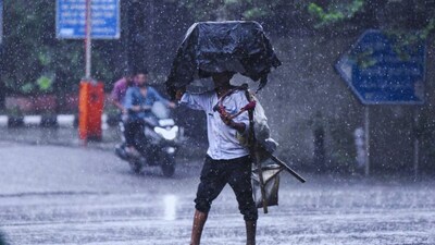 গরম ও অস্বস্তিকর আবহাওয়া, কাল কলকাতায় গরম ও অস্বস্তি বাড়বে। আজ শুক্র ও কাল শনিবার কলকাতা, হাওড়া, হুগলি, উত্তর ২৪ পরগনা, পশ্চিম মেদিনীপুর, পশ্চিম বর্ধমান, পুরুলিয়া বাঁকুড়া এবং বীরভূম জেলাতে সতর্কতা গরম ও অস্বস্তিকর আবহাওয়ার। দক্ষিণবঙ্গে বাড়ছে তাপমাত্রা। শুষ্ক আবহাওয়া,  গরম সঙ্গে অস্বস্তি। পশ্চিমের জেলাগুলিতে তাপমাত্রা ৪০ ডিগ্রিতে পৌঁছবে। উত্তরবঙ্গেও সামান্য তাপমাত্রা বাড়তে পারে।