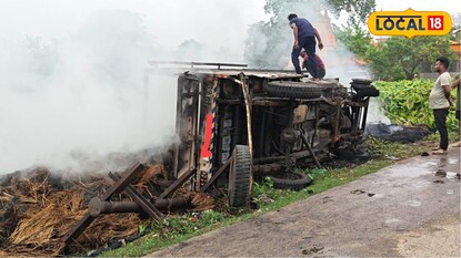 পুড়ে ছাই হয়ে গিয়েছে খড় বোঝাই গাড়িটি