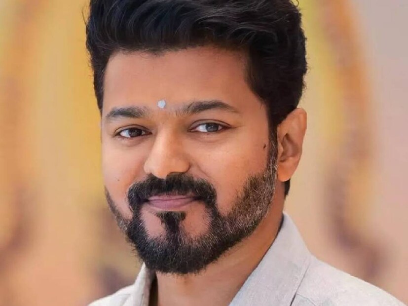 এদিকে, বিজয় তাঁর তিন দশক দীর্ঘ কর্মজীবনে ৬৯টি ছবিতে প্রধান চরিত্রে অভিনয় করেছেন। শুরুতে রোমান্টিক হিরো হিসেবে পরিচিত হলেও, ২০০৩ সালের ‘তিরুমালাই’ ছবির পর তিনি একজন অ্যাকশনধর্মী গণনায়ক হিসেবে আবির্ভূত হন। বর্তমানে তিনি ভারতের অন্যতম সর্বোচ্চ পারিশ্রমিকপ্রাপ্ত এবং বাণিজ্যিকভাবে সফল অভিনেতা। বর্তমান প্রবণতা অনুযায়ী, তামিলনাড়ুর ২৩৪টি আসনের মধ্যে ৯৮টিতে বিজয় বেশ এগিয়ে আছেন। যদিও সংখ্যাগরিষ্ঠতার জন্য ১১৮টি আসন প্রয়োজন, কিন্তু কোনো দল যদি স্পষ্ট সংখ্যাগরিষ্ঠতা না পায়, তবে তিনিই সবচেয়ে সম্ভাব্য প্রার্থী হিসেবে থাকছেন। সবার মনে প্রশ্ন, বিজয় মুখ্যমন্ত্রীর পদে পৌঁছাতে পারবেন কি না। বিজয় যদি মুখ্যমন্ত্রী হন, তবে তা হবে ১৯৭৭ সালে এমজিআর প্রথমবার ক্ষমতায় আসার সময়ের মতো একটি পরিস্থিতি। এদিকে, বিজয় তাঁর তিন দশক দীর্ঘ কর্মজীবনে ৬৯টি ছবিতে প্রধান চরিত্রে অভিনয় করেছেন। শুরুতে রোমান্টিক হিরো হিসেবে পরিচিত হলেও, ২০০৩ সালের ‘তিরুমালাই’ ছবির পর তিনি একজন অ্যাকশনধর্মী গণনায়ক হিসেবে আবির্ভূত হন। বর্তমানে তিনি ভারতের অন্যতম সর্বোচ্চ পারিশ্রমিকপ্রাপ্ত এবং বাণিজ্যিকভাবে সফল অভিনেতা। বর্তমান প্রবণতা অনুযায়ী, তামিলনাড়ুর ২৩৪টি আসনের মধ্যে ৯৮টিতে বিজয় বেশ এগিয়ে আছেন। যদিও সংখ্যাগরিষ্ঠতার জন্য ১১৮টি আসন প্রয়োজন, কিন্তু কোনো দল যদি স্পষ্ট সংখ্যাগরিষ্ঠতা না পায়, তবে তিনিই সবচেয়ে সম্ভাব্য প্রার্থী হিসেবে থাকছেন। সবার মনে প্রশ্ন, বিজয় মুখ্যমন্ত্রীর পদে পৌঁছাতে পারবেন কি না। বিজয় যদি মুখ্যমন্ত্রী হন, তবে তা হবে ১৯৭৭ সালে এমজিআর প্রথমবার ক্ষমতায় আসার সময়ের মতো একটি পরিস্থিতি।
