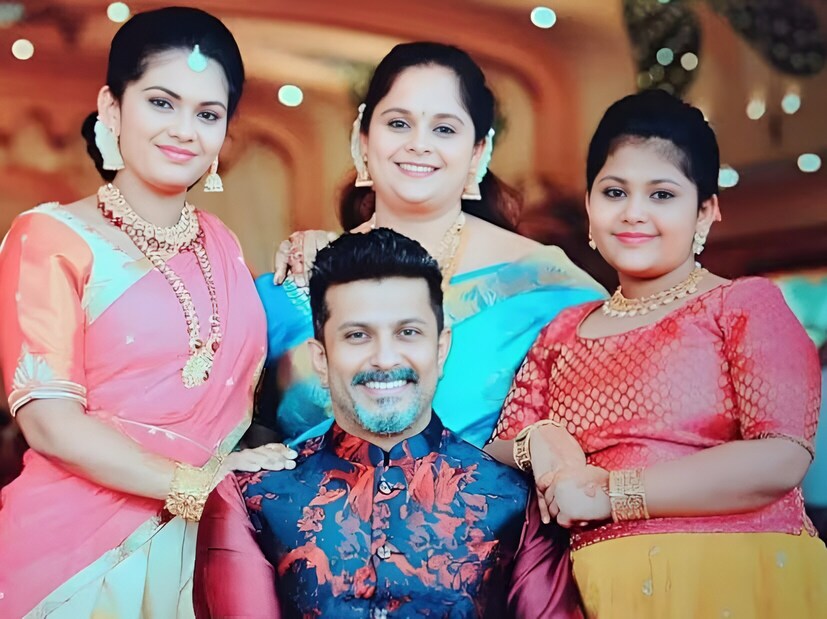 অভিনেতা, পরিচালক ও প্রযোজক দিলীপ রাজের আকস্মিক মৃত্যু শুধু চলচ্চিত্র জগতকেই নয়, তাঁর পুরো পরিবারকেও বিধ্বস্ত করেছে। মাত্র ৪৭ বছর বয়সে দিলীপ ছেড়ে চলে গেলেন তাঁর স্ত্রী ও সন্তানদের। যে মানুষটি তাঁর পরিবারকে তাঁর সবচেয়ে বড় শক্তি ও সুখ বলে মানতেন, তিনি আজ চিরতরে স্তব্ধ হয়ে গেলেন। সবচেয়ে বেদনাদায়ক বিষয় হল, দিলীপ ও তাঁর স্ত্রী কিছুদিনের মধ্যেই তাঁদের ২৫তম বিবাহবার্ষিকী উদযাপন করতে যাচ্ছিলেন। বাড়িতে উদযাপনের প্রস্তুতি চলছিল, কিন্তু ভাগ্য এমনই এক পরিহাস করল যে আনন্দের পরিবর্তে শোকের ছায়া নেমে এল। এখন তাঁর চলে যাওয়ায় পরিবারের প্রতিটি হাসি যেন তাঁর স্মৃতিতেই সীমাবদ্ধ হয়ে পড়েছে। অভিনেতা, পরিচালক ও প্রযোজক দিলীপ রাজের আকস্মিক মৃত্যু শুধু চলচ্চিত্র জগতকেই নয়, তাঁর পুরো পরিবারকেও বিধ্বস্ত করেছে। মাত্র ৪৭ বছর বয়সে দিলীপ ছেড়ে চলে গেলেন তাঁর স্ত্রী ও সন্তানদের। যে মানুষটি তাঁর পরিবারকে তাঁর সবচেয়ে বড় শক্তি ও সুখ বলে মানতেন, তিনি আজ চিরতরে স্তব্ধ হয়ে গেলেন। সবচেয়ে বেদনাদায়ক বিষয় হল, দিলীপ ও তাঁর স্ত্রী কিছুদিনের মধ্যেই তাঁদের ২৫তম বিবাহবার্ষিকী উদযাপন করতে যাচ্ছিলেন। বাড়িতে উদযাপনের প্রস্তুতি চলছিল, কিন্তু ভাগ্য এমনই এক পরিহাস করল যে আনন্দের পরিবর্তে শোকের ছায়া নেমে এল। এখন তাঁর চলে যাওয়ায় পরিবারের প্রতিটি হাসি যেন তাঁর স্মৃতিতেই সীমাবদ্ধ হয়ে পড়েছে।
