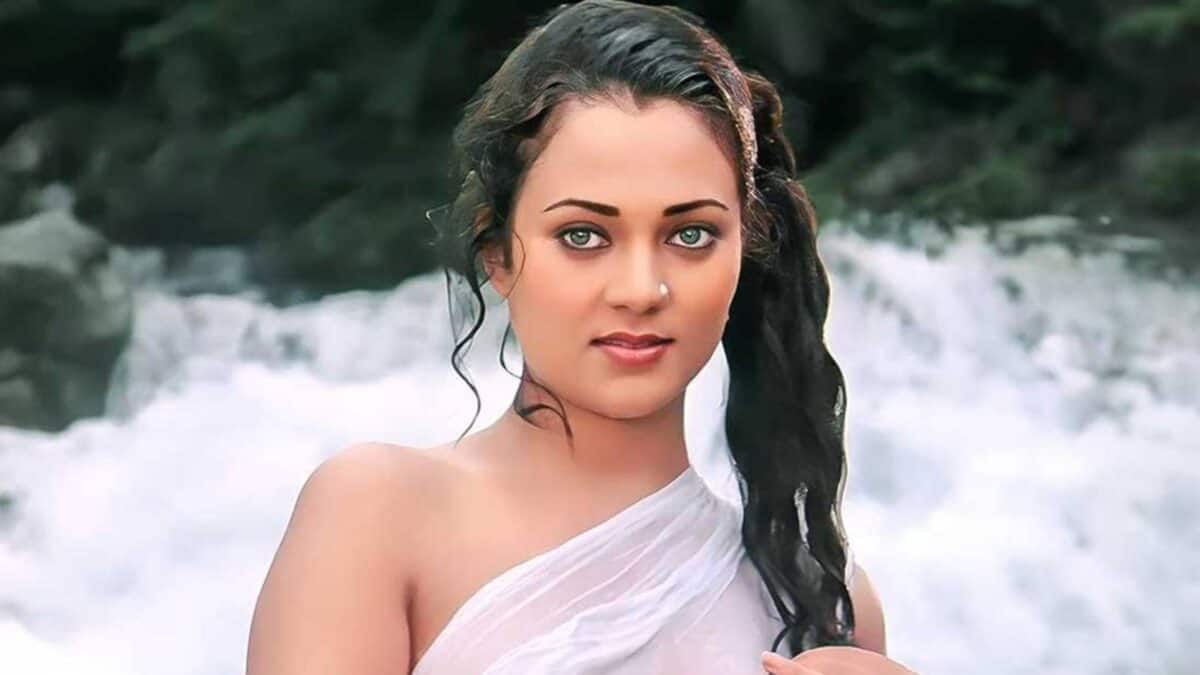 Bollywood Gossip: সাহসী দৃশ্যেই রাতারাতি সুপারহিট তারকা, বিয়ে করেই বলিউডকে বিদায়, কোথায় হারিয়ে গেলেন বলি সুন্দরী? Bollywood Gossip: সাহসী দৃশ্যেই রাতারাতি সুপারহিট তারকা, বিয়ে করেই বলিউডকে বিদায়, কোথায় হারিয়ে গেলেন বলি সুন্দরী?
