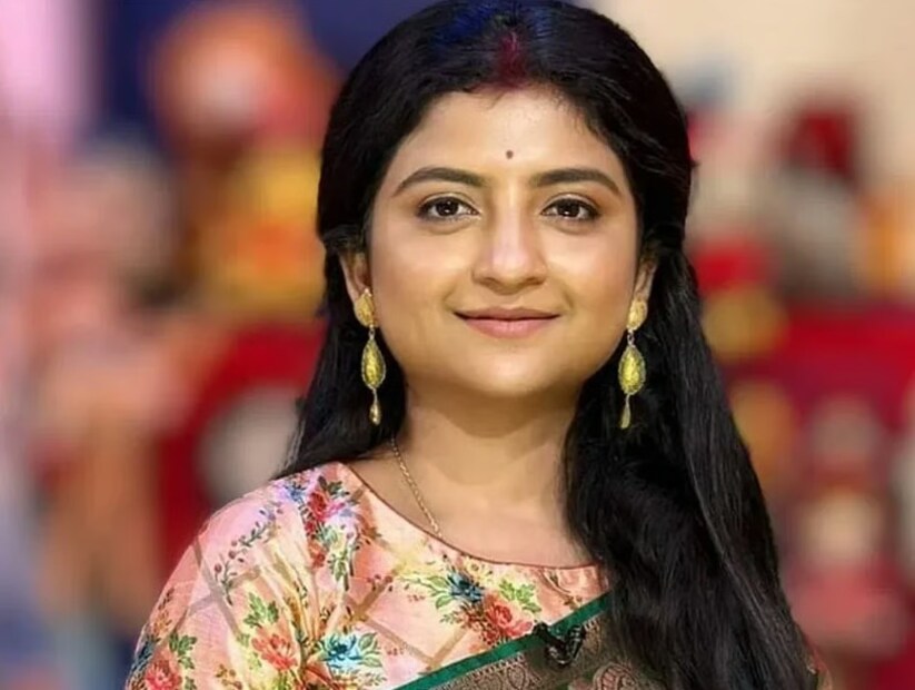 তবে শুধু রবীন্দ্রসঙ্গীত নয়, বাকি আঙ্গিকের গানও চলত বাড়িতে৷ যেমন ক্ল্যাসিক্যাল, আধুনিক, সব ধরণের গান শুনে বড় হয়েছেন অদিতি৷ তাঁর বাবা-মা, দু’জনেই খুব ভালবাসতেন গান৷ এবং বাড়িতে ভক্তিমূলক গান শুনতেন সকলে৷ 