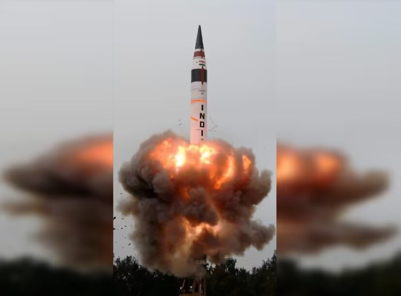 উন্নত ও বিশেষায়িত অগ্নি ক্ষেপণাস্ত্রের পরীক্ষাটি ওড়িশা উপকূলের কাছে অবস্থিত ডঃ এপিজে আব্দুল কালাম দ্বীপ থেকে পরিচালিত হয়েছিল। ভারতীয় প্রতিরক্ষা মন্ত্রকের দেওয়া সরকারি তথ্য অনুযায়ী, এই অত্যন্ত গুরুত্বপূর্ণ এবং বড় পরীক্ষাটি শুক্রবার, ৮ই মে, ২০২৬ তারিখে অনুষ্ঠিত হয়েছিল। ডঃ এপিজে আব্দুল কালাম দ্বীপ ভারতের একটি গুরুত্বপূর্ণ স্থান, যেখানে দেশটি তার বৃহত্তম এবং সবচেয়ে মারাত্মক অস্ত্র পরীক্ষা করে থাকে। এখান থেকেই নতুন এমআইআরভি সিস্টেমে সজ্জিত ক্ষেপণাস্ত্রটির পরীক্ষামূলক উৎক্ষেপণ করা হয়েছিল। প্রতিরক্ষা মন্ত্রক জানিয়েছে যে, ২০২৬ সালের ৮ই মে পরিচালিত এই সফল পরীক্ষাটি নিশ্চিত করেছে যে, এই দ্বীপ থেকে উৎক্ষেপিত ক্ষেপণাস্ত্রটি একটি সম্পূর্ণ অনির্ধারিত পথে তার যাত্রা সম্পন্ন করেছে। উন্নত ও বিশেষায়িত অগ্নি ক্ষেপণাস্ত্রের পরীক্ষাটি ওড়িশা উপকূলের কাছে অবস্থিত ডঃ এপিজে আব্দুল কালাম দ্বীপ থেকে পরিচালিত হয়েছিল। ভারতীয় প্রতিরক্ষা মন্ত্রকের দেওয়া সরকারি তথ্য অনুযায়ী, এই অত্যন্ত গুরুত্বপূর্ণ এবং বড় পরীক্ষাটি শুক্রবার, ৮ই মে, ২০২৬ তারিখে অনুষ্ঠিত হয়েছিল। ডঃ এপিজে আব্দুল কালাম দ্বীপ ভারতের একটি গুরুত্বপূর্ণ স্থান, যেখানে দেশটি তার বৃহত্তম এবং সবচেয়ে মারাত্মক অস্ত্র পরীক্ষা করে থাকে। এখান থেকেই নতুন এমআইআরভি সিস্টেমে সজ্জিত ক্ষেপণাস্ত্রটির পরীক্ষামূলক উৎক্ষেপণ করা হয়েছিল। প্রতিরক্ষা মন্ত্রক জানিয়েছে যে, ২০২৬ সালের ৮ই মে পরিচালিত এই সফল পরীক্ষাটি নিশ্চিত করেছে যে, এই দ্বীপ থেকে উৎক্ষেপিত ক্ষেপণাস্ত্রটি একটি সম্পূর্ণ অনির্ধারিত পথে তার যাত্রা সম্পন্ন করেছে।