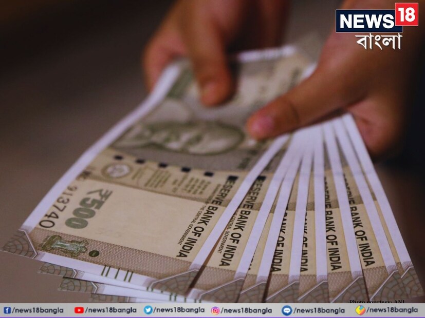 মাসে ২০,০০০ টাকা আয়ের জন্য কত টাকার কর্পাস দরকার?প্রথমে বার্ষিক আয়ের হিসেব করা যাক। মাসে ২০০০০ টাকা অর্থাৎ বছরে ২.৪ লাখ টাকা ৷
অবসরের পর আপনার বিনিয়োগ থেকে গড়ে 7% বার্ষিক রিটার্ন পাওয়া যাচ্ছে। সেই ক্ষেত্রে ২.৪ লক্ষ বার্ষিক আয় পেতে প্রয়োজন হবে প্রায় ৩৪-৩৫ লক্ষ টাকার কর্পাস।
অর্থাৎ, ৩৫ লক্ষ টাকা যদি এমন কোনও নিরাপদ বিনিয়োগে রাখা যায়, যেখানে গড়ে 7% সুদ বা রিটার্ন পাওয়া যায়, তাহলে শুধুমাত্র সুদের টাকা থেকেই বছরে ২.৪৫ লক্ষের টাকার মতো আয় হতে পারে। মাসে ২০,০০০ টাকা আয়ের জন্য কত টাকার কর্পাস দরকার?প্রথমে বার্ষিক আয়ের হিসেব করা যাক। মাসে ২০০০০ টাকা অর্থাৎ বছরে ২.৪ লাখ টাকা ৷
অবসরের পর আপনার বিনিয়োগ থেকে গড়ে 7% বার্ষিক রিটার্ন পাওয়া যাচ্ছে। সেই ক্ষেত্রে ২.৪ লক্ষ বার্ষিক আয় পেতে প্রয়োজন হবে প্রায় ৩৪-৩৫ লক্ষ টাকার কর্পাস।
অর্থাৎ, ৩৫ লক্ষ টাকা যদি এমন কোনও নিরাপদ বিনিয়োগে রাখা যায়, যেখানে গড়ে 7% সুদ বা রিটার্ন পাওয়া যায়, তাহলে শুধুমাত্র সুদের টাকা থেকেই বছরে ২.৪৫ লক্ষের টাকার মতো আয় হতে পারে।