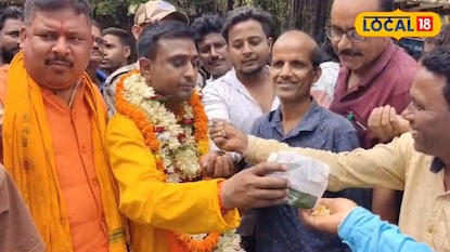 দুবরাজপুরে সাধারণ মানুষকে ঝালমুড়ি খাওয়াচ্ছেন বিধায়ক অনুপ কুমার সাহা দুবরাজপুরে সাধারণ মানুষকে ঝালমুড়ি খাওয়াচ্ছেন বিধায়ক অনুপ কুমার সাহা