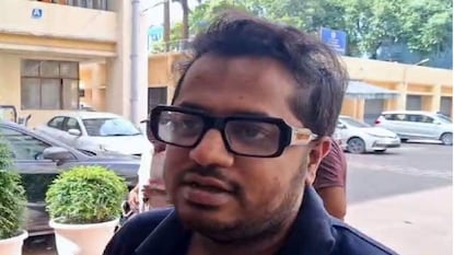 বর্ধমান মেডিক্যাল কলেজের প্যাথোলজি বিভাগের প্রাক্তন সিনিয়র রেসিডেন্ট বিরূপাক্ষের সিনিয়র রেসিডেন্সি বাতিল করা হল, বিজ্ঞপ্তি জারি করে এমনটাই জানাল পশ্চিমবঙ্গ স্বাস্থ্য ও পরিবার কল্যাণ দফতর বর্ধমান মেডিক্যাল কলেজের প্যাথোলজি বিভাগের প্রাক্তন সিনিয়র রেসিডেন্ট বিরূপাক্ষের সিনিয়র রেসিডেন্সি বাতিল করা হল, বিজ্ঞপ্তি জারি করে এমনটাই জানাল পশ্চিমবঙ্গ স্বাস্থ্য ও পরিবার কল্যাণ দফতর