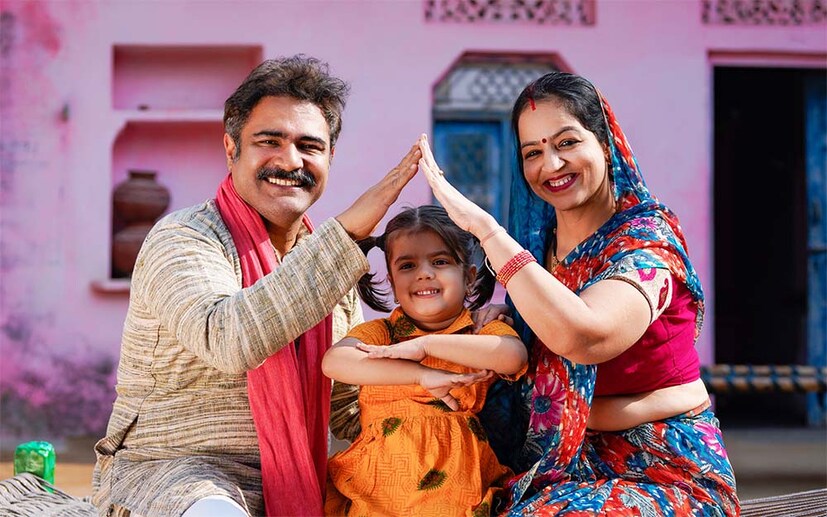 কারা এই প্রকল্পের সুবিধা পাবেন না?প্রধানমন্ত্রী আবাস যোজনার (PMAY) জন্য আপনি যোগ্য হবেন না, যদি ভারতের কোথাও আপনার আগে থেকেই একটি স্থায়ী (পাকা) বাড়ি থাকে। এছাড়া যদি আপনার বার্ষিক পারিবারিক আয় নির্ধারিত সীমা (সাধারণত ১৮ লক্ষ টাকা) অতিক্রম করে গিয়ে থাকে, অথবা যদি আপনার পরিবার পূর্বে কোনও সরকারি আবাসন প্রকল্পের অধীনে অসহায় জনগোষ্ঠীর জন্য কেন্দ্রীয় সহায়তা গ্রহণ করে থাকে। আর ৫০ হাজার টাকার বেশি ঋণের ক্ষমতা থাকা কিষান ক্রেডিট কার্ড থাকলেও এই প্রকল্পের সুবিধা পাওয়া যাবে না। যদি পরিবারের কোনও সদস্য সরকারি চাকরিজীবী হন, তাহলে এই প্রকল্পের সুবিধা পাবেন না। এছাড়া পরিবারের কারও যদি গাড়ি বা বাইক থাকে, তাহলেও এই প্রকল্পের সুবিধা পাবেন না।