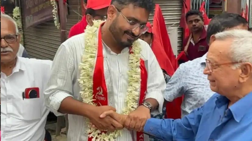 *দমদম কেন্দ্র থেকে বামেরা দাঁড় করিয়েছিল তরুণ তুর্কি ময়ূখ বিশ্বাসকে। দমদমের মানুষ ময়ূখকে ঢালাও সমর্থন জানিয়েছিল প্রচারের সময়। কিন্তু তার প্রতিফলন দেখা গেল না ব্যালট বক্সে। ৯ রাউন্ড শেষে ১৯,৪৫৬ ভোটে এগিয়ে রইলেন বিজেপি প্রার্থী অরিজিৎ বক্সী, তাঁর প্রাপ্ত ভোট ৬৬,১৯০। দ্বিতীয় স্থানে রয়েছেন তৃণমূলের হেভিওয়েট প্রার্থী, মন্ত্রী ব্রাত্য বসু, তাঁর প্রাপ্ত ভোট ৪৬,৭৩৪। ময়ূখ পেয়েছেন ১২,১৬২ ভোট। *দমদম কেন্দ্র থেকে বামেরা দাঁড় করিয়েছিল তরুণ তুর্কি ময়ূখ বিশ্বাসকে। দমদমের মানুষ ময়ূখকে ঢালাও সমর্থন জানিয়েছিল প্রচারের সময়। কিন্তু তার প্রতিফলন দেখা গেল না ব্যালট বক্সে। ৯ রাউন্ড শেষে ১৯,৪৫৬ ভোটে এগিয়ে রইলেন বিজেপি প্রার্থী অরিজিৎ বক্সী, তাঁর প্রাপ্ত ভোট ৬৬,১৯০। দ্বিতীয় স্থানে রয়েছেন তৃণমূলের হেভিওয়েট প্রার্থী, মন্ত্রী ব্রাত্য বসু, তাঁর প্রাপ্ত ভোট ৪৬,৭৩৪। ময়ূখ পেয়েছেন ১২,১৬২ ভোট।
