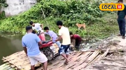 কলার ভেলায় পারাপার চলছে