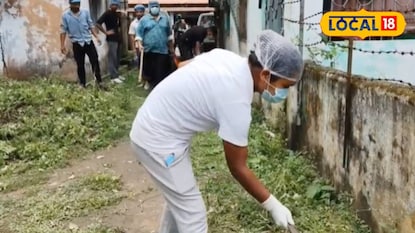 স্বাস্থ্যকেন্দ্র চত্বরে পরিষ্কার-পরিচ্ছন্নতা অভিযান চলছে স্বাস্থ্যকেন্দ্র চত্বরে পরিষ্কার-পরিচ্ছন্নতা অভিযান চলছে