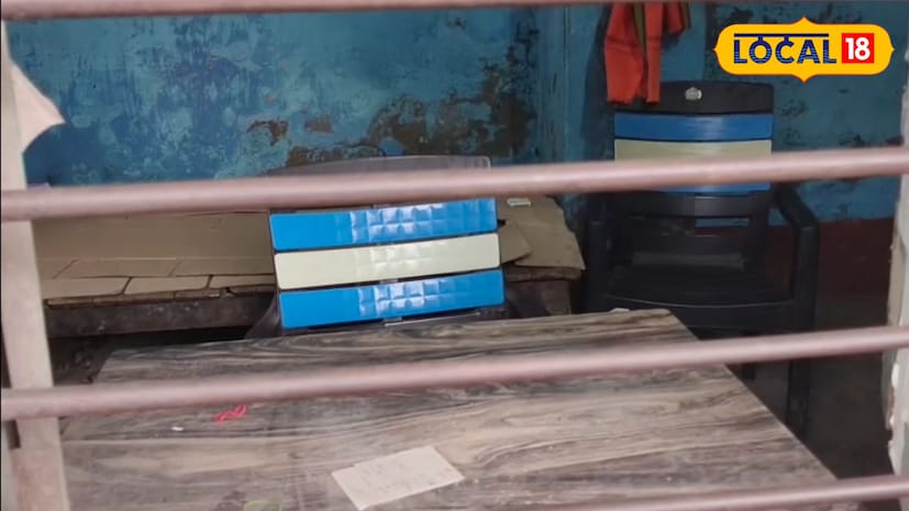 পৌরসভা এলাকার পাঁচটি প্রধান প্রবেশপথ পাওয়ার হাউস মোড়, পাহাড়েশ্বর গোশালা, আশ্রম মোড়, খয়রাশোল রাস্তা এবং হেতমপুর গ্রামীণ হাসপাতালের কাছে থাকা টোল বুথগুলি এখন সম্পূর্ণ স্তব্ধ। অনেক চালক সকালে টাকা দিয়ে গেলেও ফেরার পথে কাউকে না পেয়ে ক্ষোভ ও বিস্ময় প্রকাশ করেছেন। কেউ কেউ তো রসিকতা করে বলছেন, ;টোল দিতে এসেছিলাম, কিন্তু নেওয়ার লোকই নেই!' তবে এই পরিস্থিতির পিছনে রাজনৈতিক সমীকরণ ও 'অবৈধ' আদায়ের অভিযোগই এখন মুখ্য হয়ে দাঁড়িয়েছে। পৌরসভা এলাকার পাঁচটি প্রধান প্রবেশপথ পাওয়ার হাউস মোড়, পাহাড়েশ্বর গোশালা, আশ্রম মোড়, খয়রাশোল রাস্তা এবং হেতমপুর গ্রামীণ হাসপাতালের কাছে থাকা টোল বুথগুলি এখন সম্পূর্ণ স্তব্ধ। অনেক চালক সকালে টাকা দিয়ে গেলেও ফেরার পথে কাউকে না পেয়ে ক্ষোভ ও বিস্ময় প্রকাশ করেছেন। কেউ কেউ তো রসিকতা করে বলছেন, ;টোল দিতে এসেছিলাম, কিন্তু নেওয়ার লোকই নেই!' তবে এই পরিস্থিতির পিছনে রাজনৈতিক সমীকরণ ও 'অবৈধ' আদায়ের অভিযোগই এখন মুখ্য হয়ে দাঁড়িয়েছে।