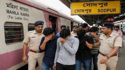 মহিলা কামরায় যুবকদের দৌরাত্ম্য, ধৃত ৭ (ছবি এআই দিয়ে তৈরি) মহিলা কামরায় যুবকদের দৌরাত্ম্য, ধৃত ৭ (ছবি এআই দিয়ে তৈরি)