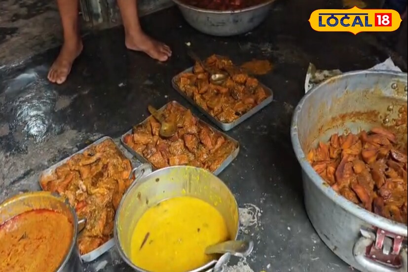 প্রায় ১২০০ মানুষ আজ প্রীতি ভোজের উৎসবে মেতে ওঠেন। পাতে ছিল ভাত, মাছের মাথা দিয়ে মুগ ডাল,আলুর চিপস, মাছের ঝোল। এলাকাবাসী সূত্রে খবর প্রায় দেড় কুইন্টাল মাছ দিয়েই এবারের এই মহা ভোজ। তবে পাড়ার মানুষের এতটাই উৎসাহ যা নজর কেড়েছে শান্তিপুর বাসীর।