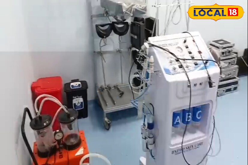 পাশাপাশি সাধারণ কসমেটিক ও স্কিন কেয়ারের মধ্যে থাকছে ব্রণের দাগ দূর করা, স্ট্রেচ মার্ক কমানো এবং সামগ্রিক ত্বক পুনরুজ্জীবিত করার সুবিধা। এখানেই শেষ নয়, বার্ধক্যজনিত বলিরেখা দূর করা, সার্জারি ছাড়াই ফেস লিফটিং, অ্যান্টি-এজিং সলিউশন, ফেসিয়াল কনট্যুরিং এবং স্কিন টাইটনিং-এর মতো চিকিৎসার পাশাপাশি ফিলার এবং বটুলিনাম ইনজেকশনের সুবিধাও মিলবে।