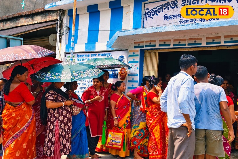 তীব্র গরম ও দাবদাহকে উপেক্ষা করেই উত্তর ২৪ পরগণার বিভিন্ন এলাকায় সাইবার ক্যাফে ও পঞ্চায়েতে ভিড় জমাচ্ছেন মহিলারা। দেগঙ্গা, বসিরহাট, হিঙ্গলগঞ্জ, মিনাখাঁ ও সন্দেশখালি সহ একাধিক ব্লকে সকাল থেকেই দেখা যাচ্ছে দীর্ঘ লাইন। মাথার উপর প্রখর রোদ, তবুও সরকারি সুবিধা পাওয়ার আশায় ঘণ্টার পর ঘণ্টা অপেক্ষা করছেন বহু মহিলা। কোথাও রাস্তার ধারে ছাতা মাথায় দাঁড়িয়ে থাকতে দেখা যাচ্ছে তাঁদের, আবার কোথাও ছোট ছোট সাইবার ক্যাফের বাইরে উপচে পড়ছে ভিড়। তীব্র গরম ও দাবদাহকে উপেক্ষা করেই উত্তর ২৪ পরগণার বিভিন্ন এলাকায় সাইবার ক্যাফে ও পঞ্চায়েতে ভিড় জমাচ্ছেন মহিলারা। দেগঙ্গা, বসিরহাট, হিঙ্গলগঞ্জ, মিনাখাঁ ও সন্দেশখালি সহ একাধিক ব্লকে সকাল থেকেই দেখা যাচ্ছে দীর্ঘ লাইন। মাথার উপর প্রখর রোদ, তবুও সরকারি সুবিধা পাওয়ার আশায় ঘণ্টার পর ঘণ্টা অপেক্ষা করছেন বহু মহিলা। কোথাও রাস্তার ধারে ছাতা মাথায় দাঁড়িয়ে থাকতে দেখা যাচ্ছে তাঁদের, আবার কোথাও ছোট ছোট সাইবার ক্যাফের বাইরে উপচে পড়ছে ভিড়।