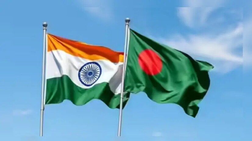 নয়াদিল্লি: ভারত ও বাংলাদেশ এই দুই প্রতিবেশী দেশের দ্বিপাক্ষিক সম্পর্ক বিভিন্ন সময়ে বিভিন্ন ওঠাপড়ার মধ্যে দিয়ে যায়৷ এই দুই দেশ বেশ কিছুক্ষেত্রে একে অপরের কঠিনতম প্রতিপক্ষ৷ প্রতিবেশী বাংলাদেশের বাজারে একটি নতুন খেলা শুরু হয়েছে। চিন বাংলাদেশের বৃহত্তম বাণিজ্য অংশীদার হলেও, ভারত অল্প ব্যবধানে যুক্তরাষ্ট্রকে ছাড়িয়ে দ্বিতীয় বৃহত্তম অংশীদারের স্থান দখল করে নিয়েছে। সর্বশেষ পরিসংখ্যানে, ভারতের অংশ দাঁড়িয়েছে ৮.৪৭%, যেখানে যুক্তরাষ্ট্রের অংশ কমে ৮.৪৬%-এ দাঁড়িয়েছে। চাল, পেঁয়াজ, চিনি এবং শিল্প কাঁচামালের সরবরাহ ভারতকে এই বিশেষ অবস্থানে দাঁড় করিয়ে দিয়েছে। বিশেষজ্ঞরা মনে করেন, দক্ষিণ এশিয়ার পরিবর্তিত বাণিজ্য গতিপ্রকৃতি ভবিষ্যতে ভারতের শক্তিশালী করার পথে এগিয়ে নিয়ে যাবে৷ নয়াদিল্লি: ভারত ও বাংলাদেশ এই দুই প্রতিবেশী দেশের দ্বিপাক্ষিক সম্পর্ক বিভিন্ন সময়ে বিভিন্ন ওঠাপড়ার মধ্যে দিয়ে যায়৷ এই দুই দেশ বেশ কিছুক্ষেত্রে একে অপরের কঠিনতম প্রতিপক্ষ৷ প্রতিবেশী বাংলাদেশের বাজারে একটি নতুন খেলা শুরু হয়েছে। চিন বাংলাদেশের বৃহত্তম বাণিজ্য অংশীদার হলেও, ভারত অল্প ব্যবধানে যুক্তরাষ্ট্রকে ছাড়িয়ে দ্বিতীয় বৃহত্তম অংশীদারের স্থান দখল করে নিয়েছে। সর্বশেষ পরিসংখ্যানে, ভারতের অংশ দাঁড়িয়েছে ৮.৪৭%, যেখানে যুক্তরাষ্ট্রের অংশ কমে ৮.৪৬%-এ দাঁড়িয়েছে। চাল, পেঁয়াজ, চিনি এবং শিল্প কাঁচামালের সরবরাহ ভারতকে এই বিশেষ অবস্থানে দাঁড় করিয়ে দিয়েছে। বিশেষজ্ঞরা মনে করেন, দক্ষিণ এশিয়ার পরিবর্তিত বাণিজ্য গতিপ্রকৃতি ভবিষ্যতে ভারতের শক্তিশালী করার পথে এগিয়ে নিয়ে যাবে৷