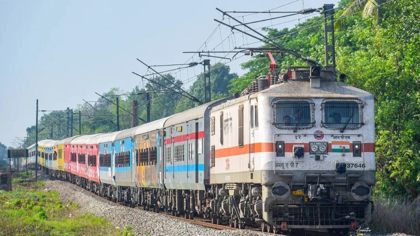 যাত্রাপথে দক্ষিণ ভারত ও ওড়িশার একাধিক গুরুত্বপূর্ণ স্টেশনে থামবে এই বিশেষ ট্রেন। কাটপাড়ি, বিজয়ওয়াড়া, রাজামুন্দ্রি, দুভভাদা, বিজয়নগরম, খুরদা রোড, ভুবনেশ্বর, কটক এবং ভদ্রকের মত স্টেশনের যাত্রীরা এই পরিষেবার সুবিধা পাবেন। এ ছাড়াও যোলারপেট্টাই, রেনিগুন্টা, নেলোর, ওঙ্গোল এবং বালেশ্বরের মত স্টেশনেও দেওয়া হয়েছে বিশেষ স্টপেজ।