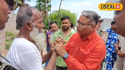 সিউড়ির প্রত্যন্ত গ্রামে সাধারণ মানুষের সঙ্গে কথা বলছেন বিধায়ক জগন্নাথ চট্টোপাধ্যায় সিউড়ির প্রত্যন্ত গ্রামে সাধারণ মানুষের সঙ্গে কথা বলছেন বিধায়ক জগন্নাথ চট্টোপাধ্যায়