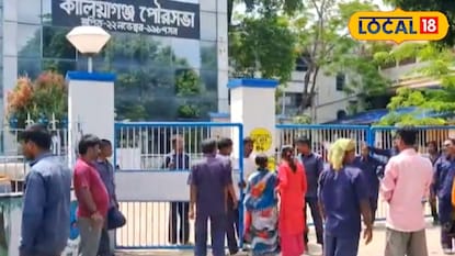 কালিয়াগঞ্জ পুরসভার সামনে সাফাইকর্মীদের বিক্ষোভ কালিয়াগঞ্জ পুরসভার সামনে সাফাইকর্মীদের বিক্ষোভ